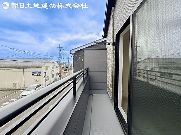 たっぷりの陽光と心地よい風が舞い込む住まい