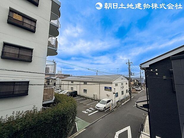 2階からの眺望です。通風良好な開放感のある立地です。