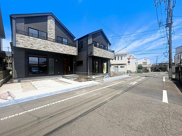 前面道路は交通量が少なく、穏やかな街並みとなっており、小さなお子様がいらっしゃるご家族にも安心です。