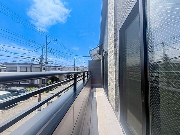 2部屋から出入りできるバルコニー。お布団や洗濯物も、そのまま仕舞えるので便利です。