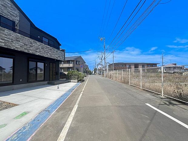 前面道路は交通量が少なく、穏やかな街並みとなっており、小さなお子様がいらっしゃるご家族にも安心です。