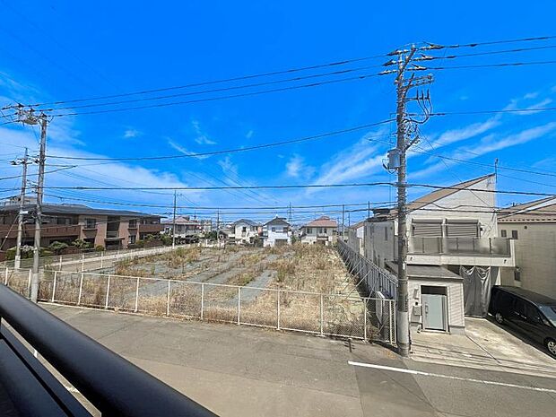 2階からの眺望です。周辺には高い建物がなく、通風良好な開放感のある立地です。