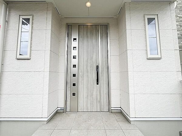 落ち着いた雰囲気の玄関アプローチ。全体のバランスも考慮した設計がステキです。