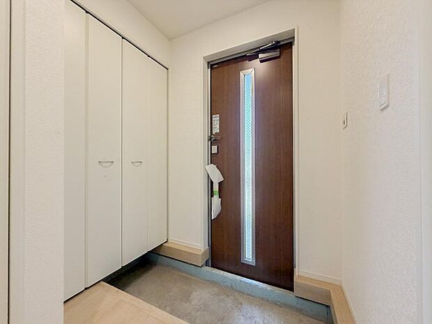 落ち着いた雰囲気の玄関アプローチ。全体のバランスも考慮した設計がステキです。