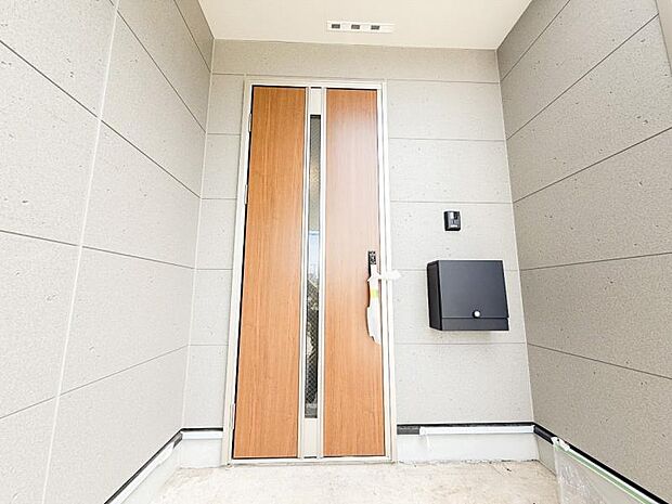 明るさも自慢の玄関ホール。室内が見えないように設計されています。