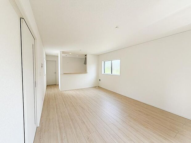広いリビングダイニングがある新築一戸建ては、開放的で様々な楽しみ方ができます。