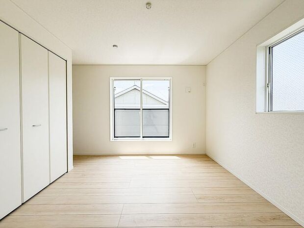 大きな収納と2面採光で、明るさと使いやすさが自慢の洋室です。