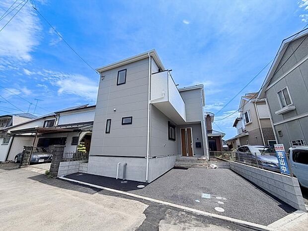 通る人の目にとまる、お洒落かつ シンプルなデザイン住宅です。