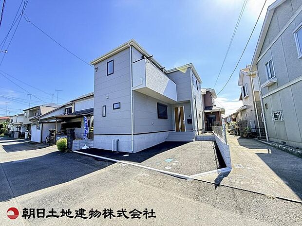 通る人の目にとまる、お洒落かつ シンプルなデザイン住宅です。