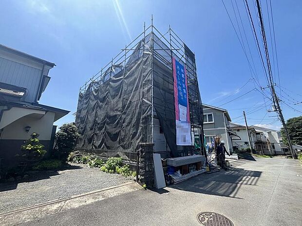 通る人の目にとまる、お洒落かつ シンプルなデザイン住宅です。