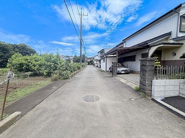 車通りの少ない閑静な住宅街に位置しております。
