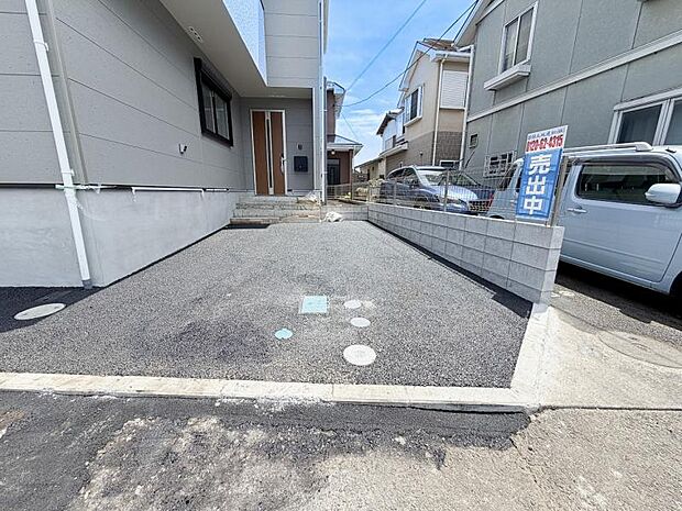広々とした駐車スペース。運転が苦手な方でもゆっくり駐車できます。