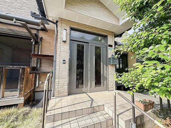 スタイリッシュでモダンな玄関アプローチが、お客様をお出迎えしてくれます。