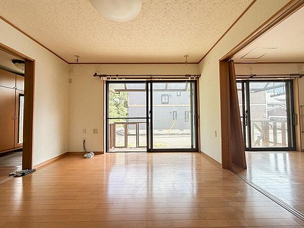 2面採光で天気の悪い日でも、明かりが入ります。