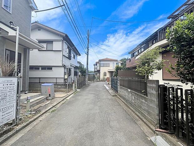 車の通りも少ない閑静な住宅地は小さなお子様がいるご家族にも安心です。
