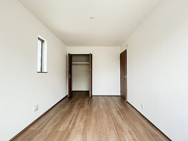 子ども部屋にもクローゼットがあるので、早くから「自分で片付け」の習慣が身につけられます。
