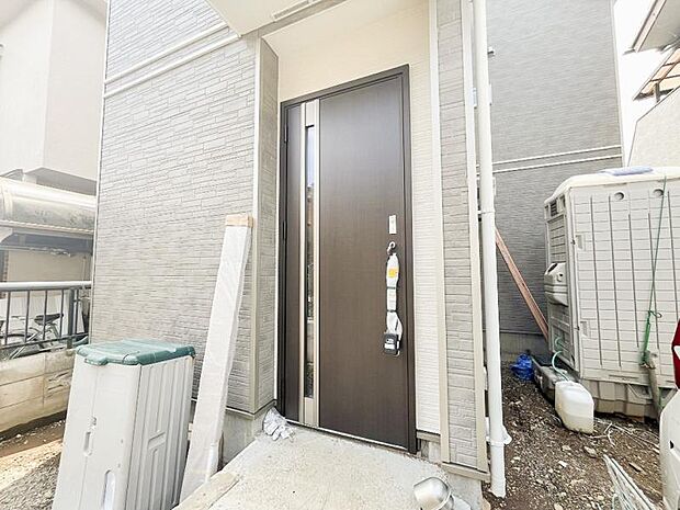 明るさも自慢の玄関ホール。室内が見えないように設計されています。