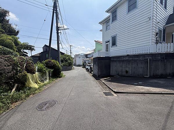 前面道路は交通量が少なく、穏やかな街並みとなっており、小さなお子様がいらっしゃるご家族にも安心です。