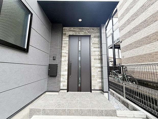 家の顔となる玄関は、格調高いデザイン性