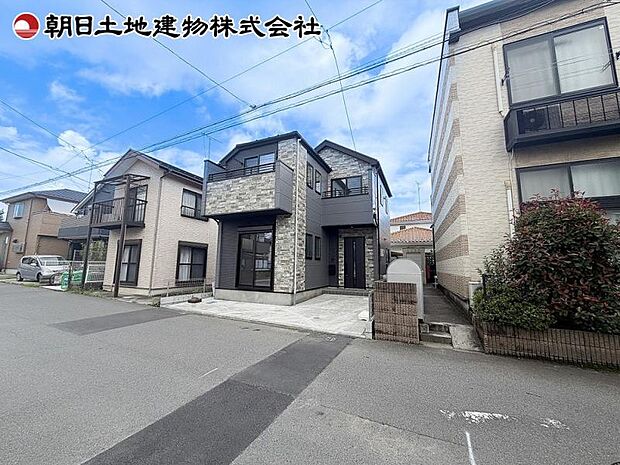 第1種低層住居専用地域に位地し、周辺に高層建築物が無いのも嬉しいですね