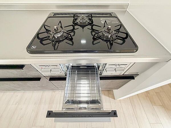 ビルトインガスコンロは様々な料理が作れる便利な専用調理器が充実。グリル調理やお手入れにかける時間と手間を大幅に減らすことができます。