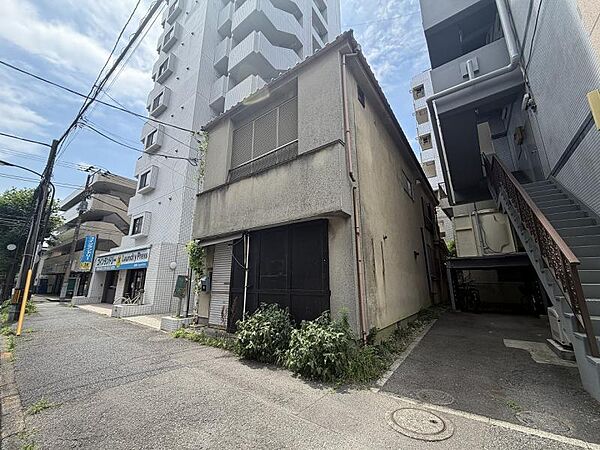 周辺には、公園やスポーツ施設、幼稚園や保育園、小中学校も整い、子育て環境にも安心な環境が得られます。