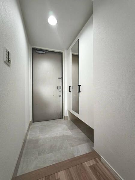 明るくコントラストのある、開放感と清潔感を兼ね備えた玄関ホールがお客様をお出迎え。