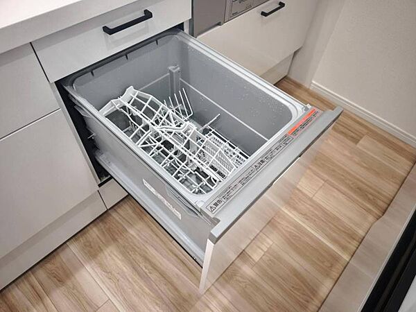 後片付けの手間を省く食器洗い乾燥機。手洗いに比べて、使用水量も低減できるので水道代の節約にも繋がります。