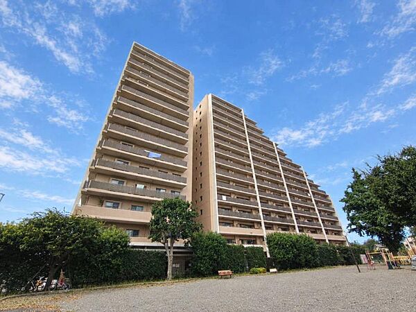 その豊かな環境にふさわしい空間には、通風・採光にも優れ、心地よい光と風が溢れます。