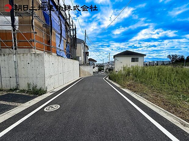 前面道路6メートルで駐車も楽々