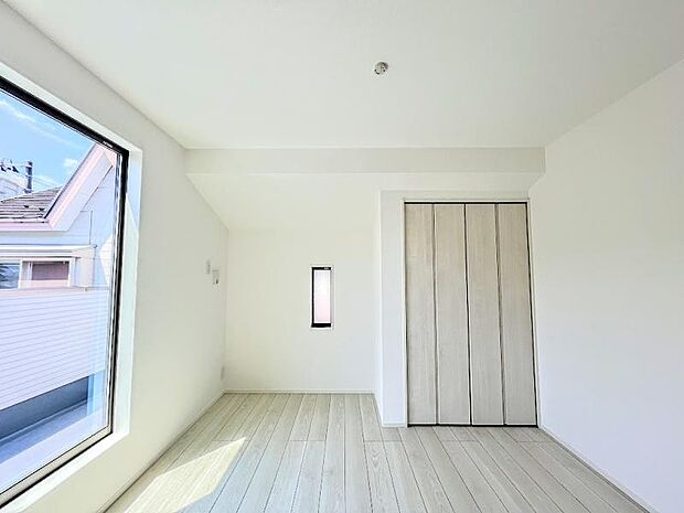 子ども部屋となる洋室。開放的で、爽やかな陽射しに包まれた空間となっています。