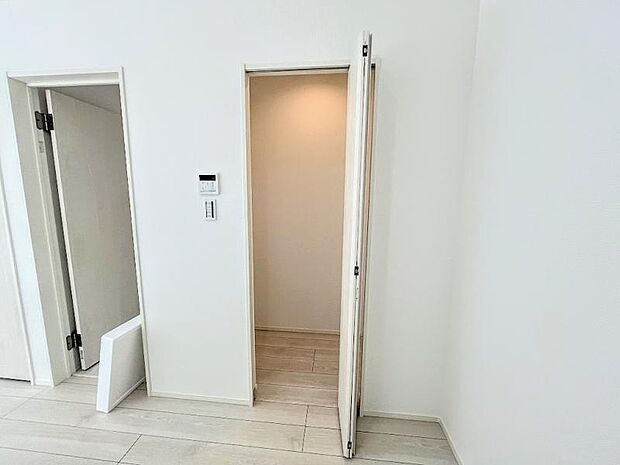キッチンにはパントリーも完備。食料品や調理器具などをたっぷり収納できます。