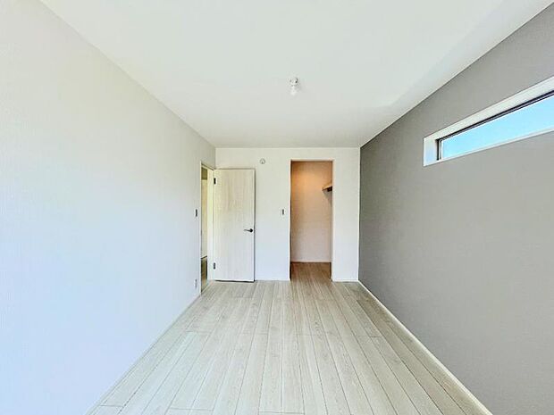 落ち着いた色合いのアクセントクロスが、お部屋の雰囲気をシックにまとめてくれます。