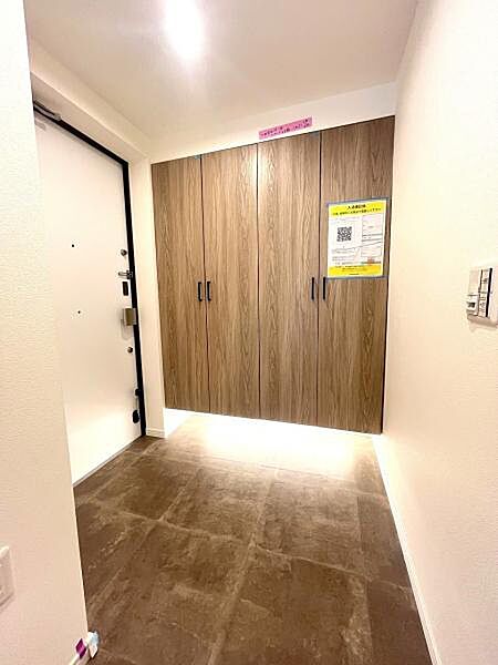 シューズクローゼットは天井までの大容量。いつでもスッキリとした玄関でお客様をお迎えできます。