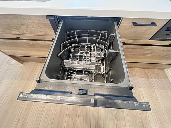 後片付けの手間を省く食器洗い乾燥機。手洗いに比べ使用水量も低減できるので水道代の節約にも繋がります。