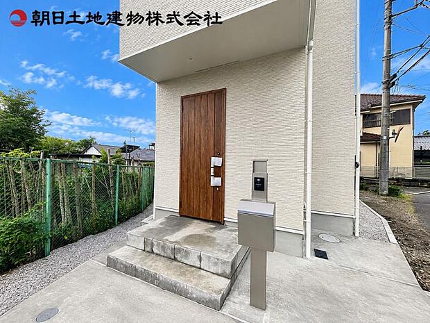 落ち着いた雰囲気の玄関アプローチ。全体のバランスも考慮した設計がステキです。