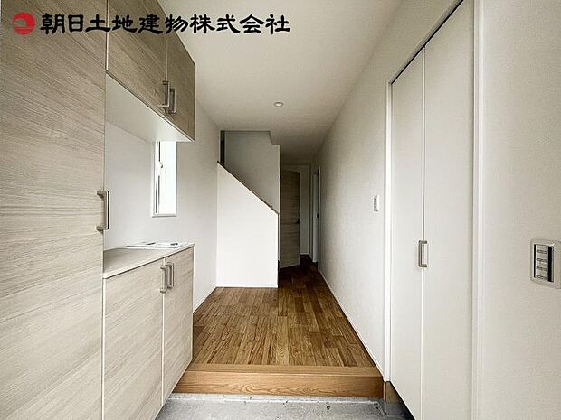 明るさも自慢の玄関ホール。室内が見えないように設計されています。