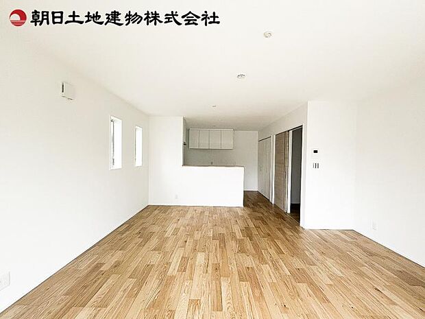 食事中の会話も、リビングでの寛ぎの時間も、やはり明るいお部屋が良いですよね。