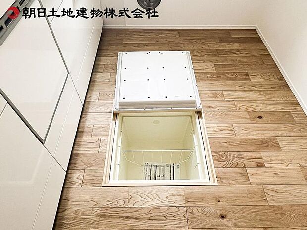 居住スペースを削ることなく収納を増やすことができます。普段は見えないところに異常が生じていないかを点検するための開口部でもあります。