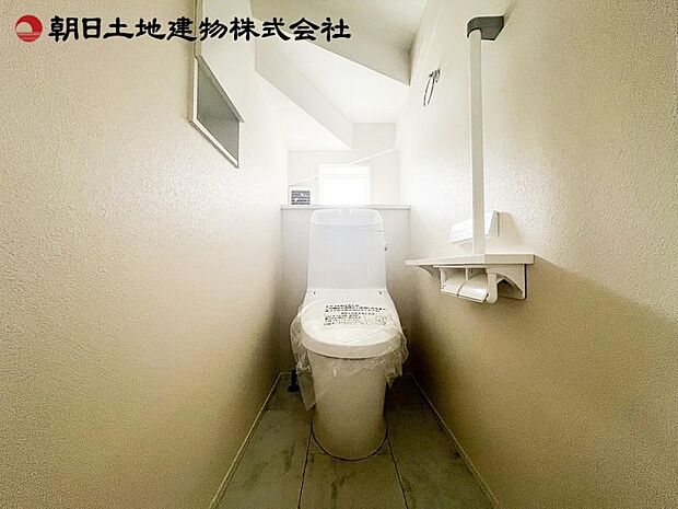 トイレは、洗浄機能を標準完備、清潔な空間が印象的です。