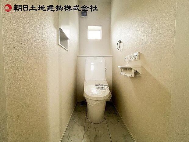 トイレは、洗浄機能を標準完備、清潔な空間が印象的です。