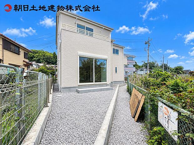 第1種低層住居専用地域に位地し、周辺に高層建築物が無いのも嬉しいですね