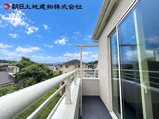 日中は光と風、豊かな眺望を満喫。夜はきらめく月や星空を、街の明かりと共に堪能。