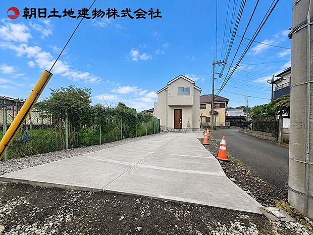 ゆったりとした住空間を確保し、車の出し入れもしやすい設計となっております。