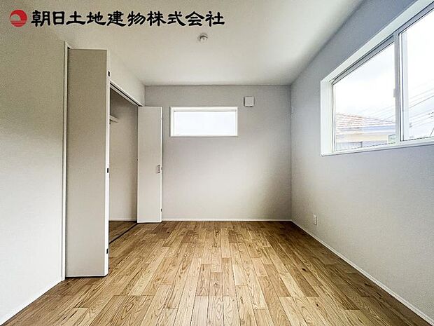 大きな収納と2面採光で、明るさと使いやすさが自慢の洋室です。