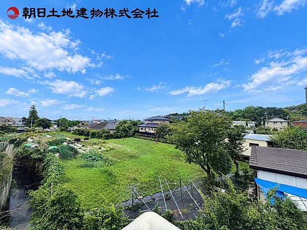 2階からの眺望です。周辺には高い建物がなく、通風良好な開放感のある立地です。