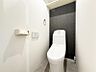 トイレ：トイレは、洗浄機能を標準完備。清潔な空間の印象です。