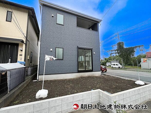 三方向角地〜南側、東側に建物が無く採光、陽当たり良好