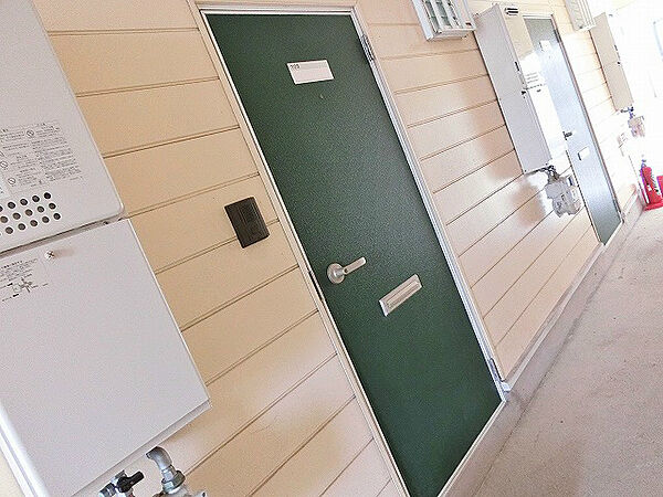 画像23:深いグリーンの玄関ドア。