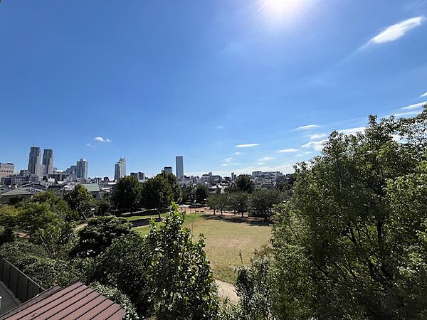 約7、000?の区立公園が南側に隣接。開放感があり、春には桜も楽しめます